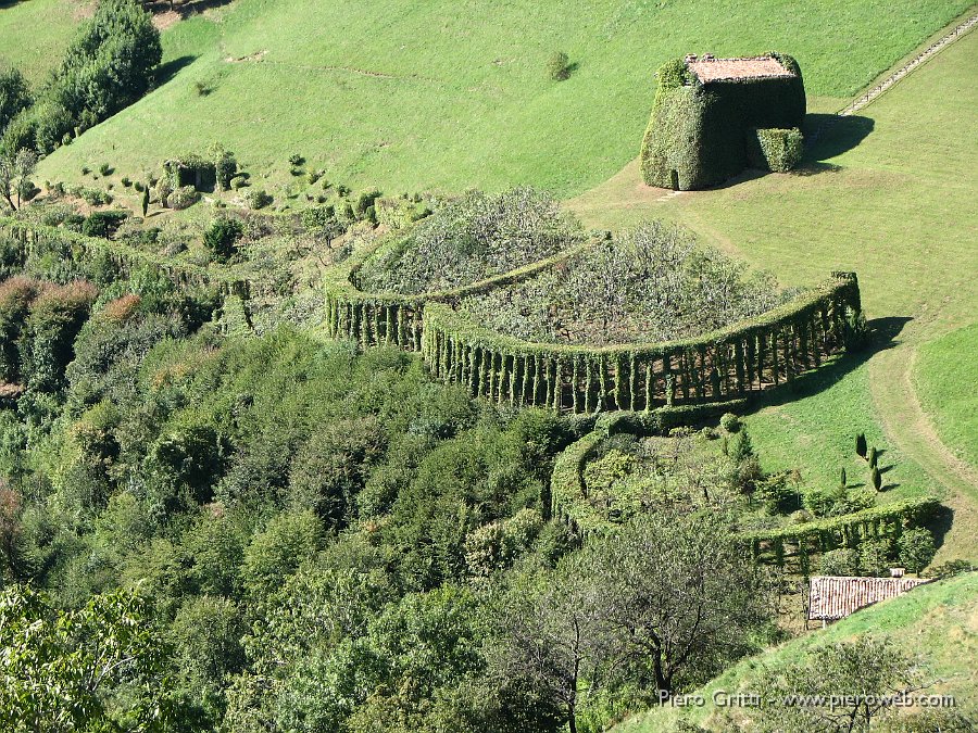 RoccoloAvesaGanda 003.jpg - Il roccolo:in alto  il casello, sotto un doppio filare di carpini di forma semicircolare con a fianco un altro arco arboreo e lateralmente la 'passata' dall'andamento lineare.